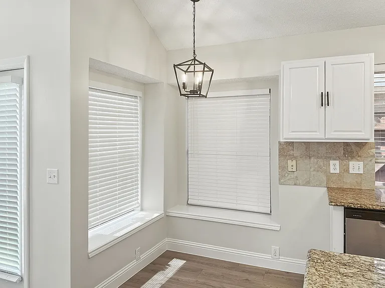 1012 Blackenhurst Ln — Photo 8