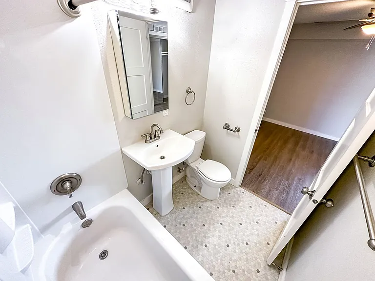 Mercer Vista Apartments — Photo 28