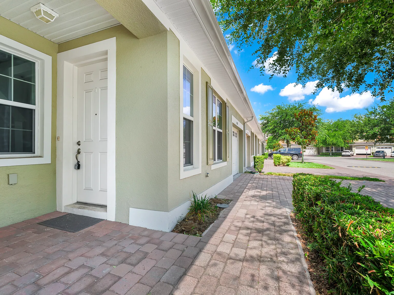 3 bed, 2.5 bath, 2010 sqft, $2,200 — Photo 2
