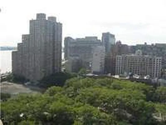 Rented by Metropolis Real Estate of Manhattan | media 22