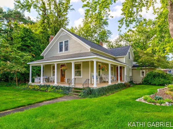 379 S Lake Ave, Spring Lake, MI 49456