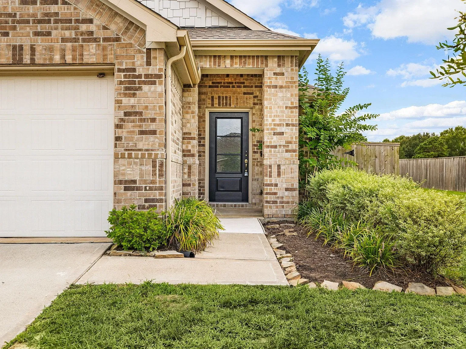 3 bed, 2.0 bath, 1505 sqft, $1,750 — Photo 3