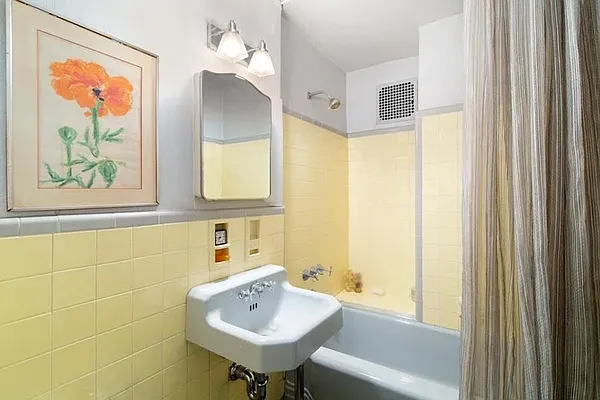 Sold by Qwest Residential Downtown LLC | media 9