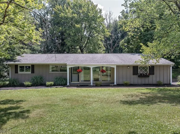 6822 Greenbrier Dr, Brecksville, OH 44141