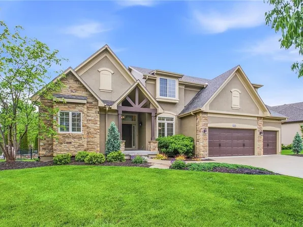 1637 NE Woodland Shores Dr, Lees Summit, MO 64086