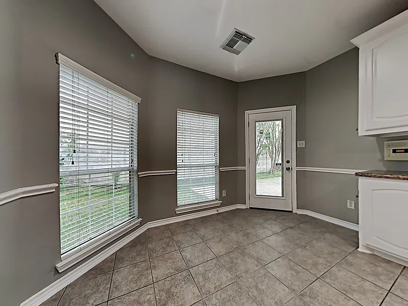 4 bed, 3.5 bath, 3519 sqft, $2,850 — Photo 4