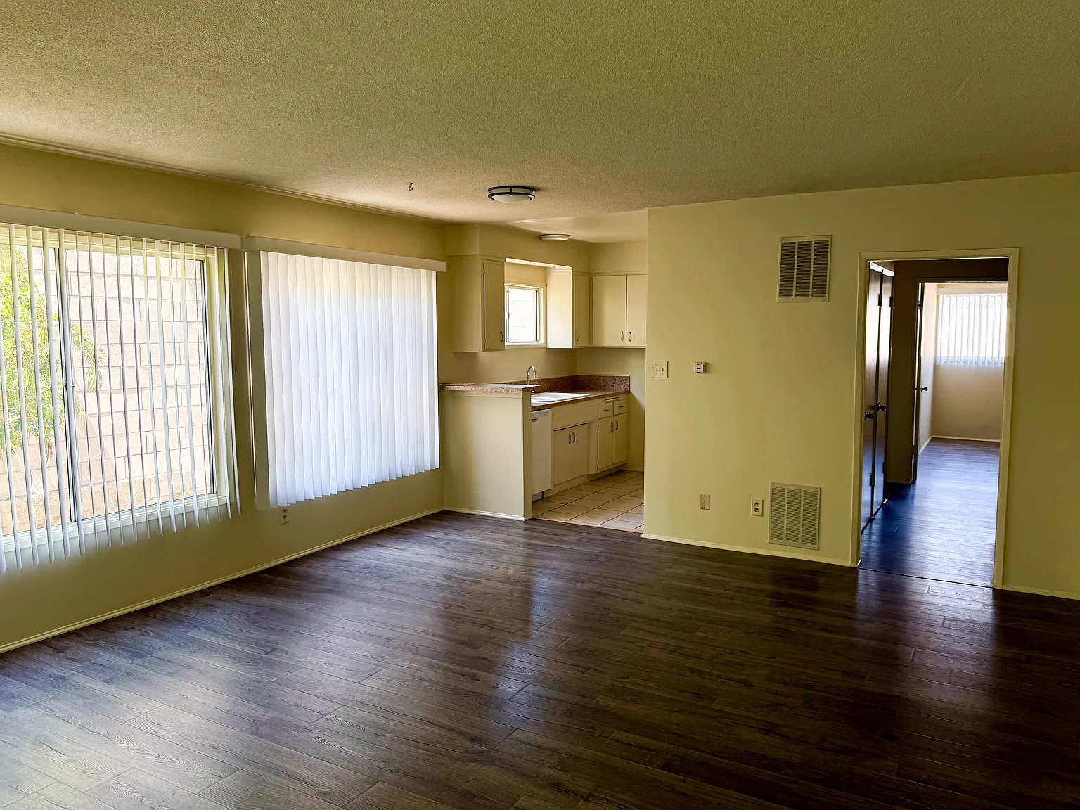 2 bed, 850 sqft, $3,350 — Photo 1