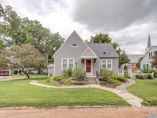 111 W Barr Pl, Jerseyville, IL 62052