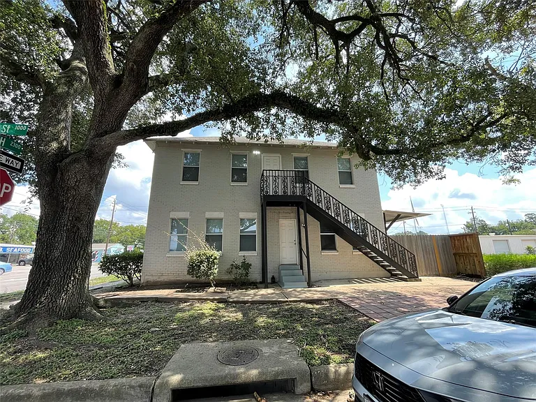 2302 Avenue H #14 — Photo 14