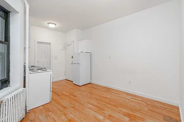 Rented by Farside Realty LLC | media 9