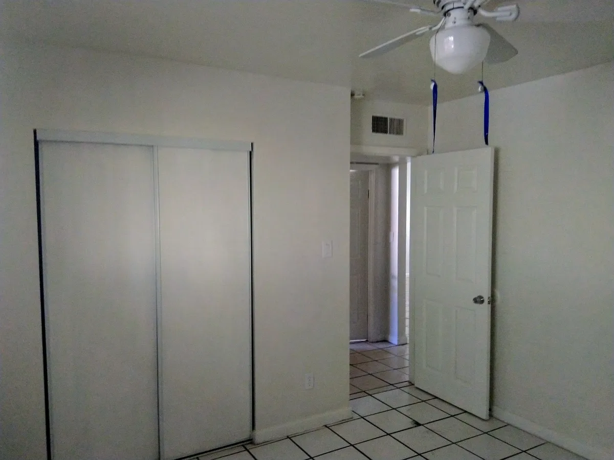 Building Photo - 2133 W Adams St #3