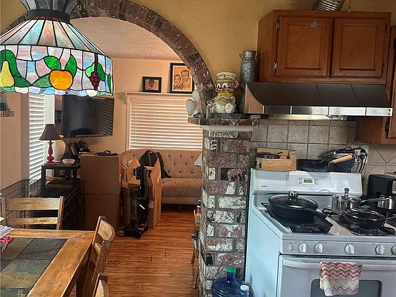 4th image of 2437 Bloomdale St