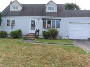 936 N Fulton Ave, Lindenhurst, NY 11757