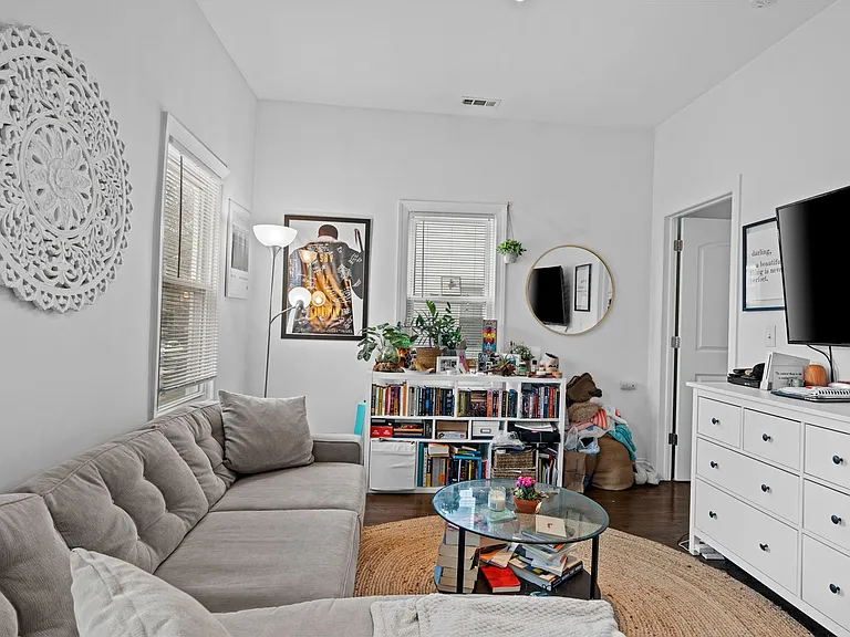 2642 N Marshfield Ave — Photo 17