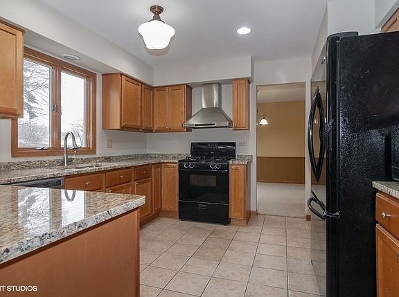 4th image of 2445 Lakeside Dr