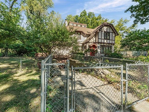 3rd image of 4928 Troostwood Rd
