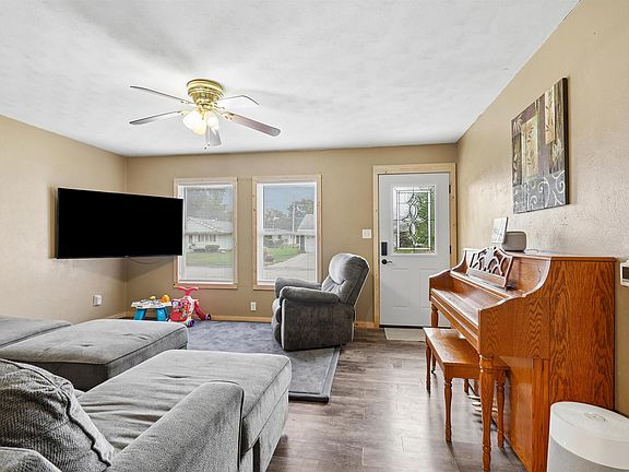 2nd image of 908 3rd Ave SW