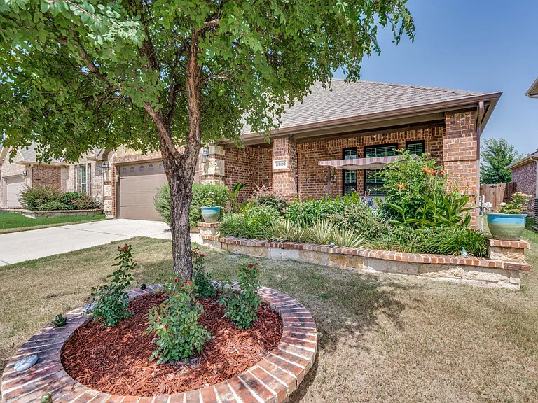 2920 Brazos Dr — Photo 2