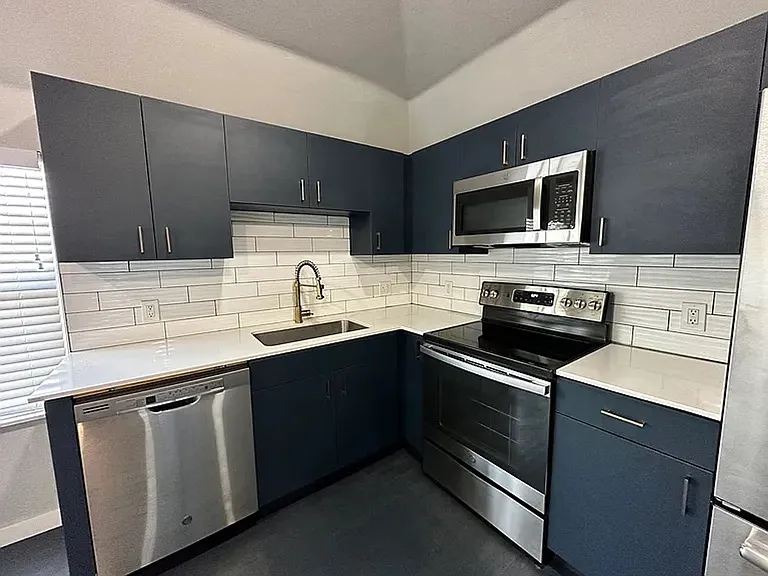 1630 NW 13th St — Photo 5