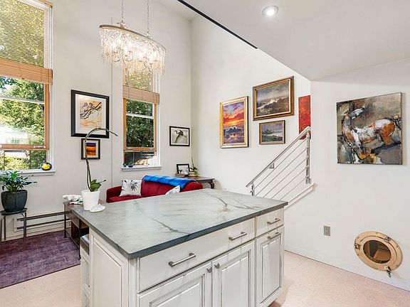 5th image of 842 Washington St APT 203