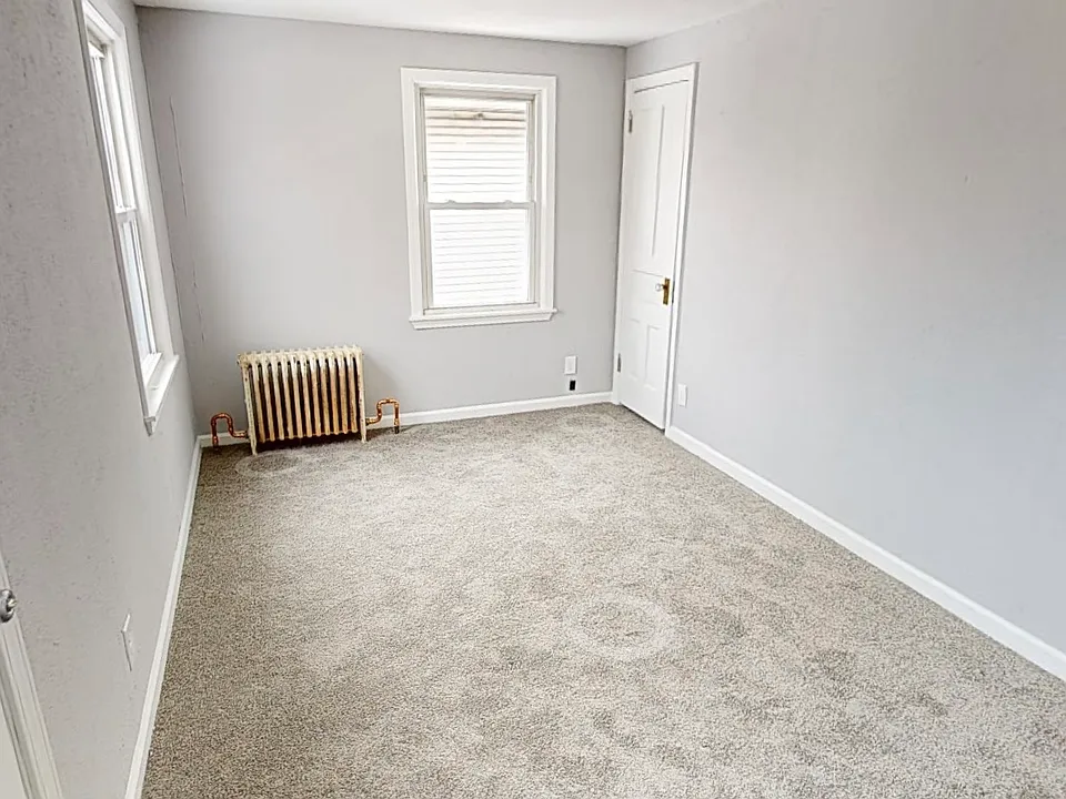 176 W Hazeltine Ave