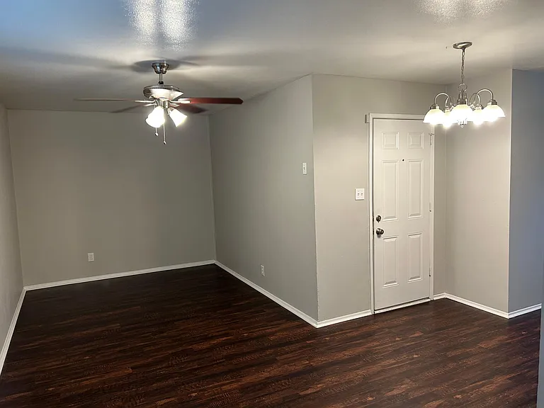 944 Elmwood Dr — Photo 6