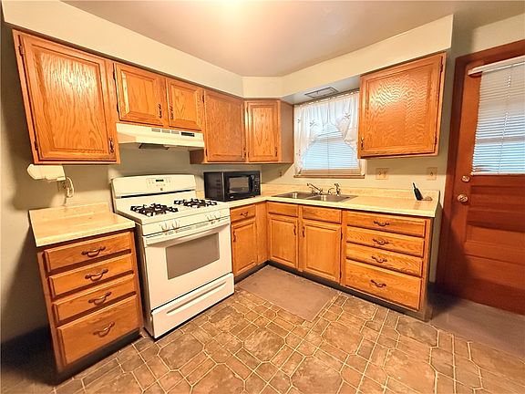 3rd image of 18 Howard St