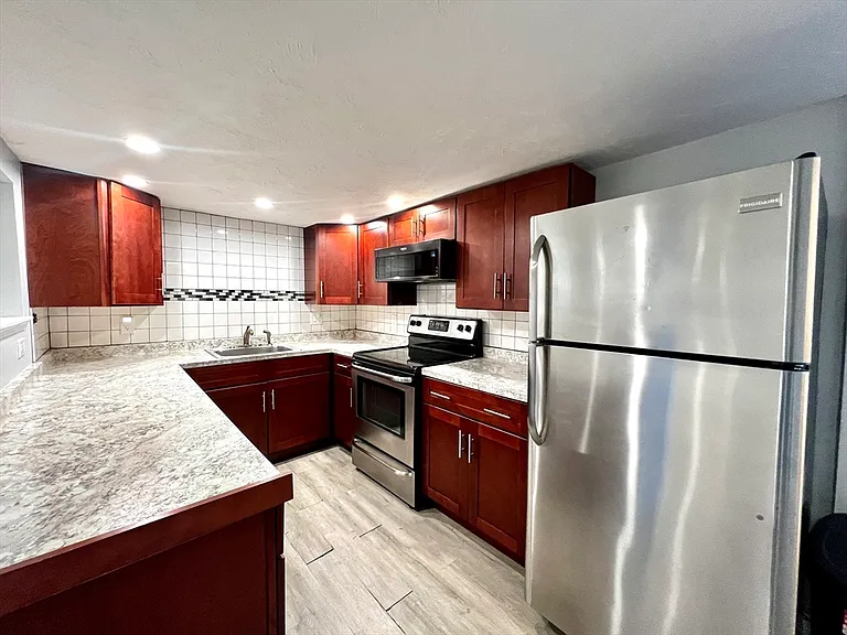 572 Main St #B — Photo 4