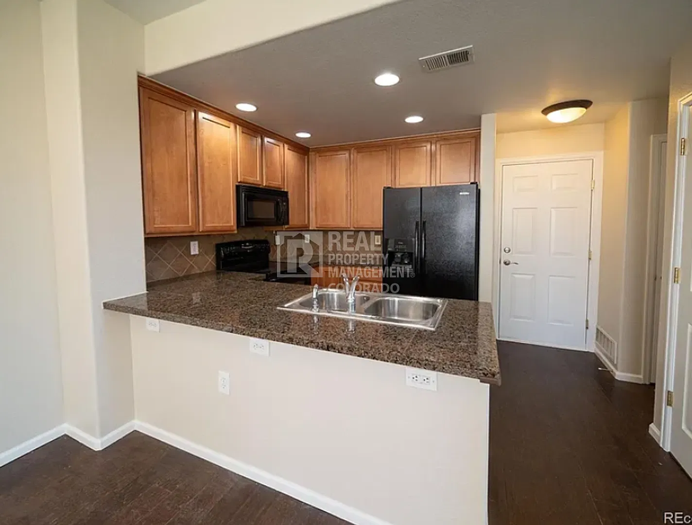 Updated 3-Bedroom Townhouse with Brand-New Flooring — Photo 4