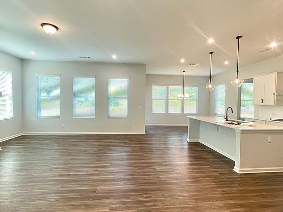 5th image of 2245 Whistler Way NE