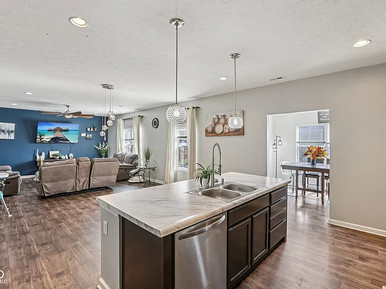 6673 Laurelwood Dr — Photo 19