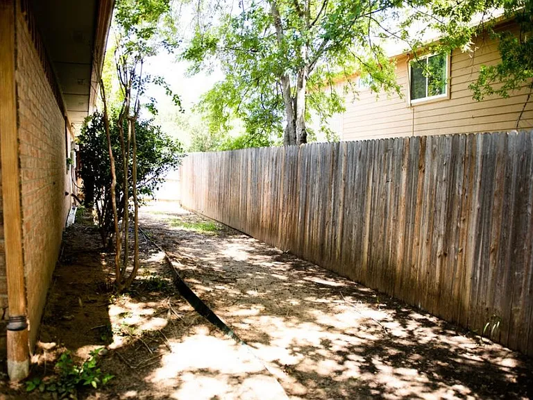 2421 Bonham Trl — Photo 20