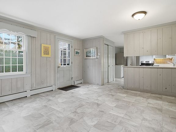 5th image of 105 Foster St #0