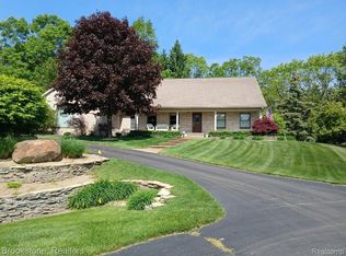 324 Creeks Edge, Lake Orion, MI 48362