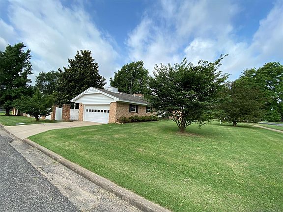 4th image of 311 Country Club Dr