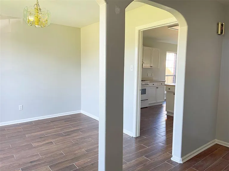 6638 Chantalle Dr — Photo 4