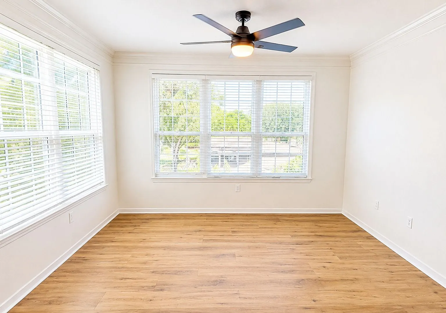 Updated 2BR/2BA Condo in Palmer Ranch New Flooring, Fresh Paint & Resort-Style Amenities — Photo 4