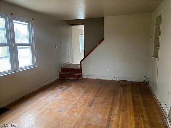 3rd image of 676 Trumbull Ave S