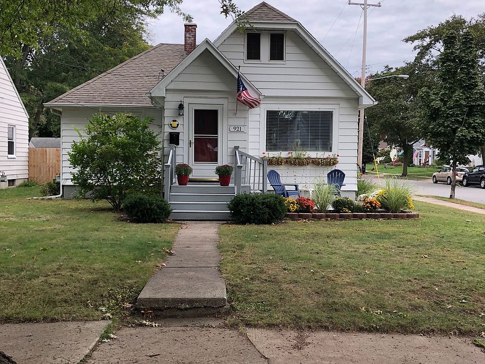 1st image of 921 Nevada St SE
