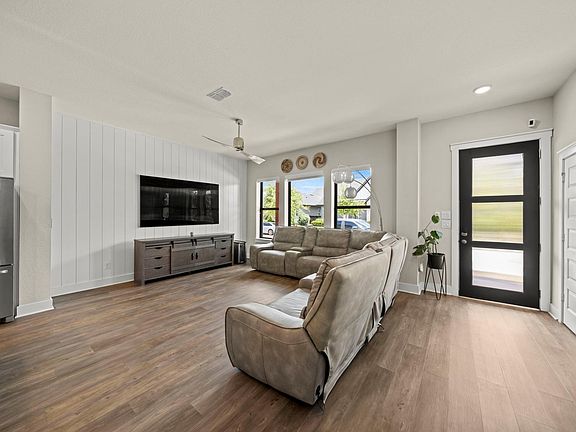 3rd image of 18507 Parkland Square Pl