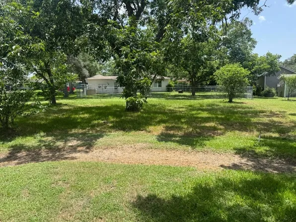 0 Crockett St, Hallettsville, TX 77964