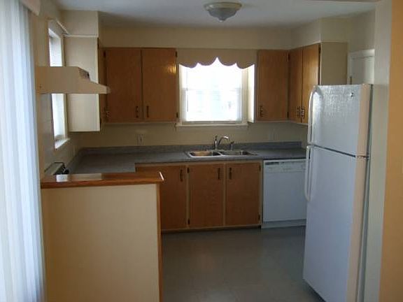 2nd image of 578 Dubuque St #2