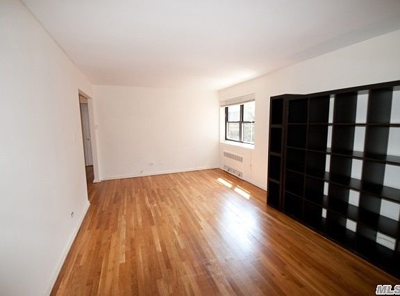 3rd image of 11860 Metropolitan Ave APT 6L