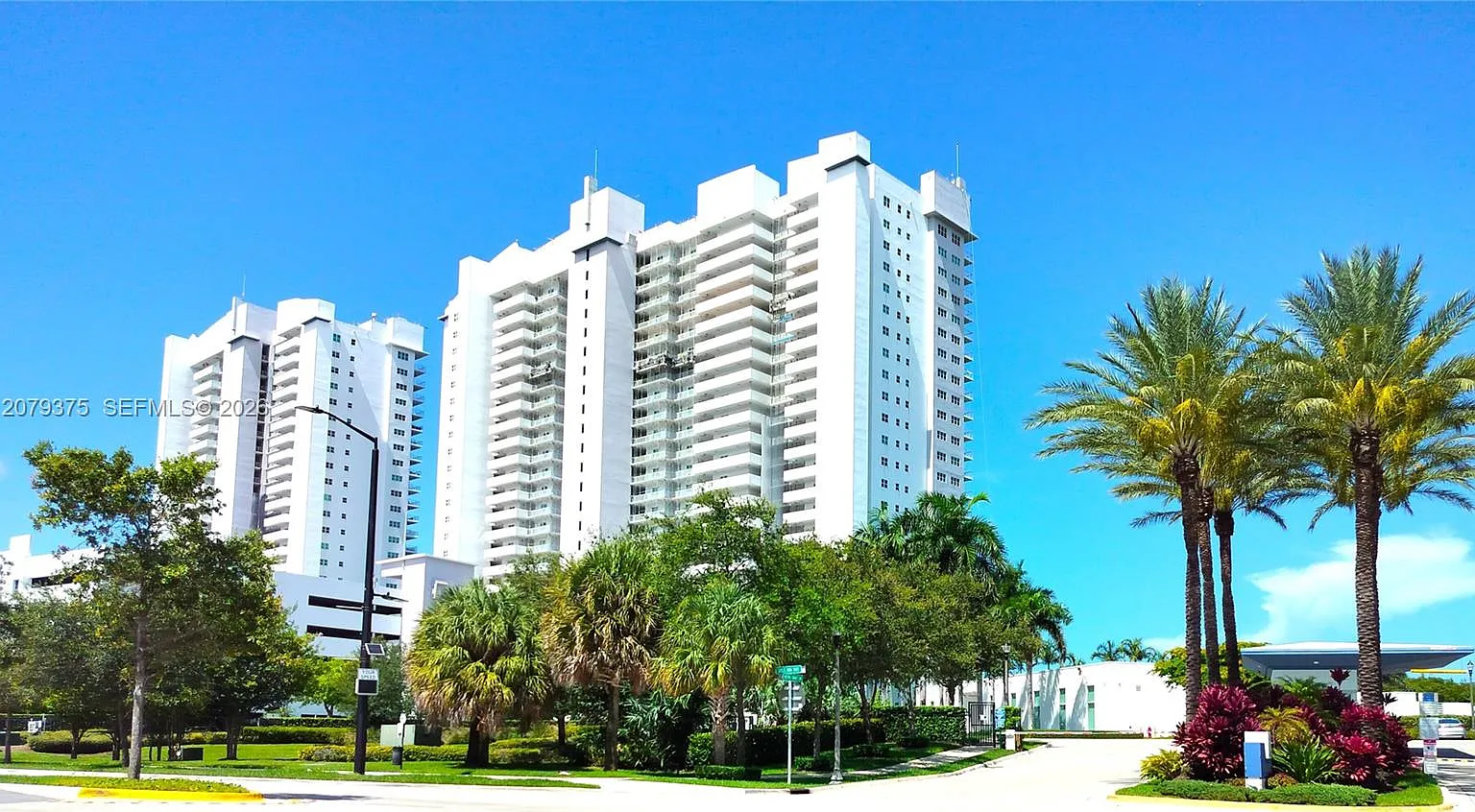 The Oaks I Condo — Photo 1