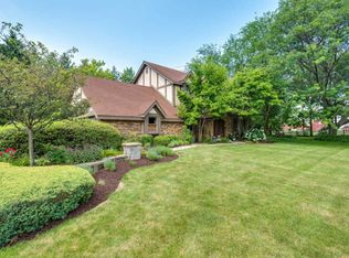 5N820 Arboretum Ln, St Charles, IL 60175