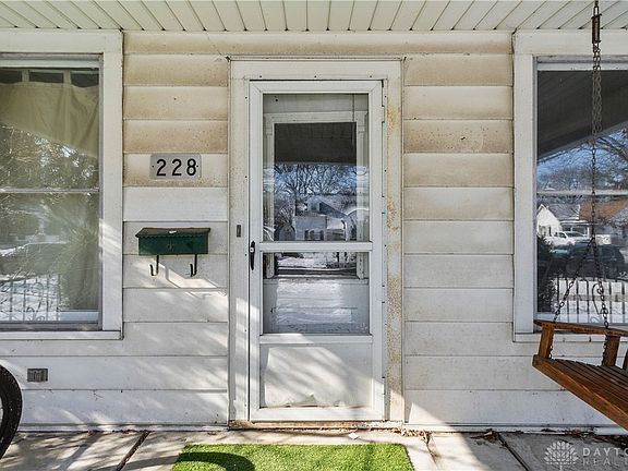 5th image of 228 Windsor Ave