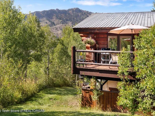1035 E Deer Creek Dr, Jackson, WY 83001