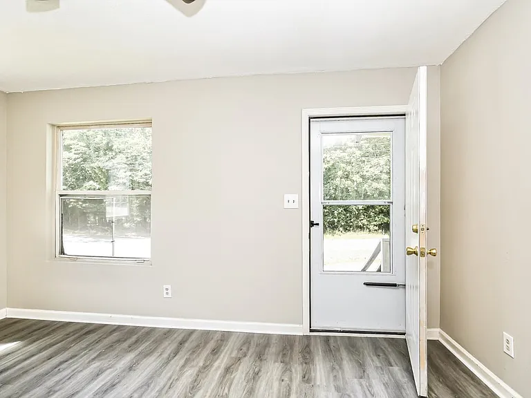 822 Cummins St — Photo 9