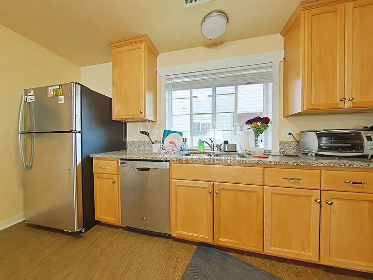 620 NW Kings Blvd #200-4 — Photo 3