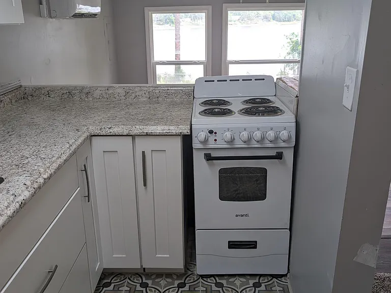 220 Mirror Lake Dr #B — Photo 3